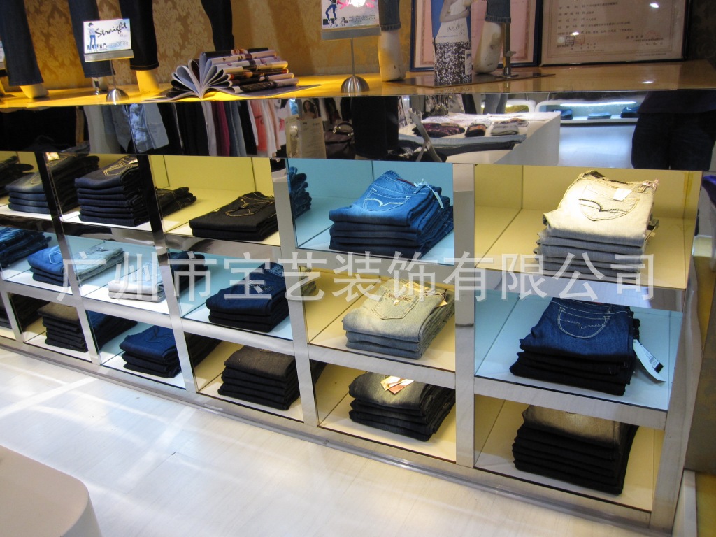 ）大型道具一般指攤位、展臺等展示造型物和道具組裝而成的框架門和頂棚等大型裝飾造型物而成。(圖1)