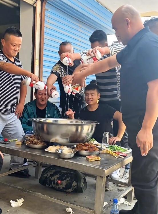 網紅“沛縣二哥”被封后續：團隊二十多人全軍覆沒更多黑料曝光(圖2)