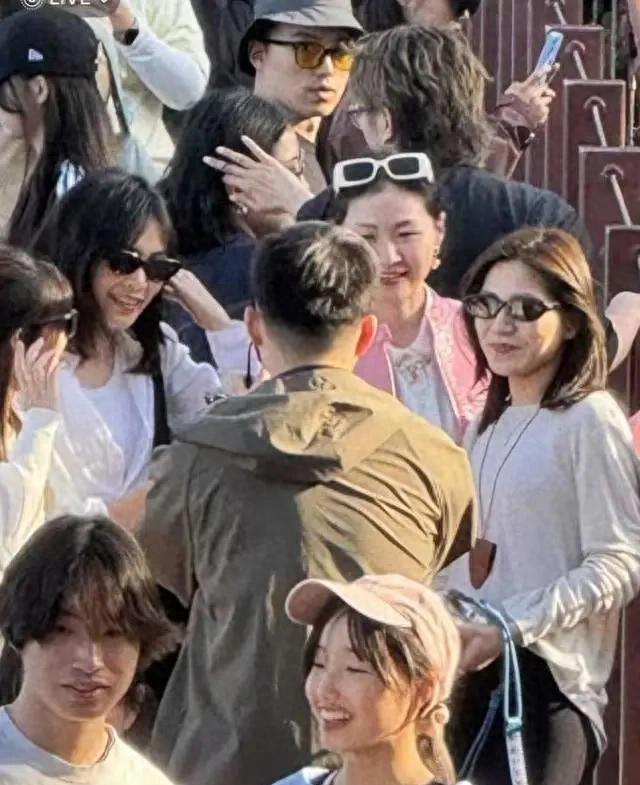 金靖舒奕橙五一同游！老公穿搭樸素像路人她卻美成度假風(fēng)模板(圖1)