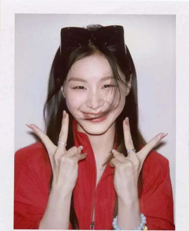金靖舒奕橙五一同游！老公穿搭樸素像路人她卻美成度假風(fēng)模板(圖2)