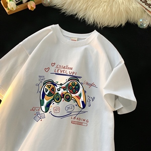 葉舒華引領(lǐng)時(shí)尚新風(fēng)潮：紫色印花穿搭的魅力與技巧(圖1)