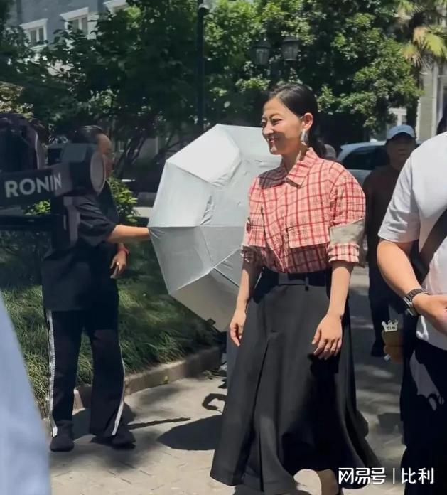 50歲梅婷南京被偶遇腰粗臉大肉泡眼老態盡顯變化太大認不出(圖3)