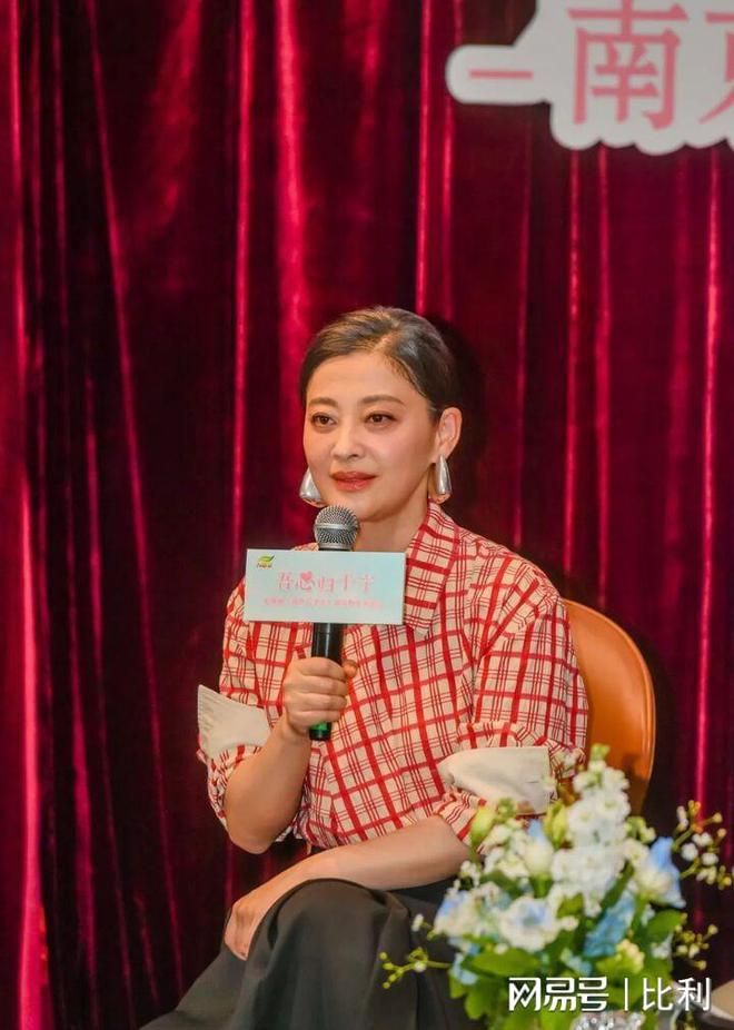 50歲梅婷南京被偶遇腰粗臉大肉泡眼老態盡顯變化太大認不出(圖2)