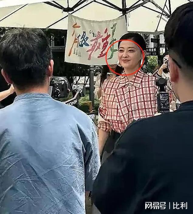 50歲梅婷南京被偶遇腰粗臉大肉泡眼老態盡顯變化太大認不出(圖5)