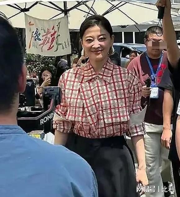 50歲梅婷南京被偶遇腰粗臉大肉泡眼老態盡顯變化太大認不出(圖7)